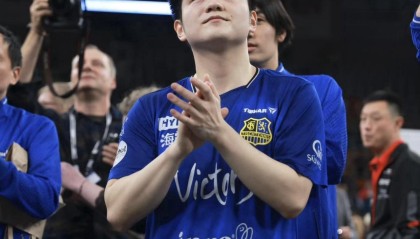 开云体育-驻法兰克福总领事现场观战樊振东！亲切握手合影 国家没忘记英雄