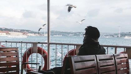 开云体育-球迷刚回家就有人公开违规 贴脸喷唾沫还谈防疫？