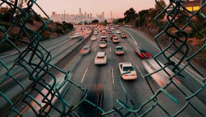 开云体育-球迷刚回家就有人公开违规 贴脸喷唾沫还谈防疫？